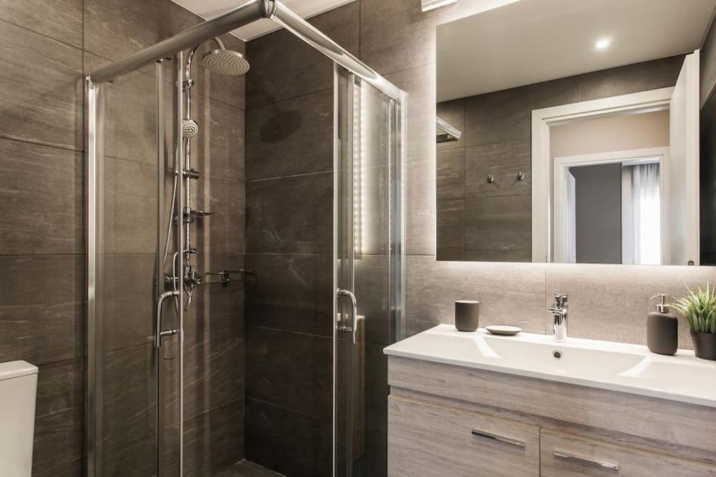Piraeus Deluxe 2Bdr Apt - Near Metro And Port Екстериор снимка